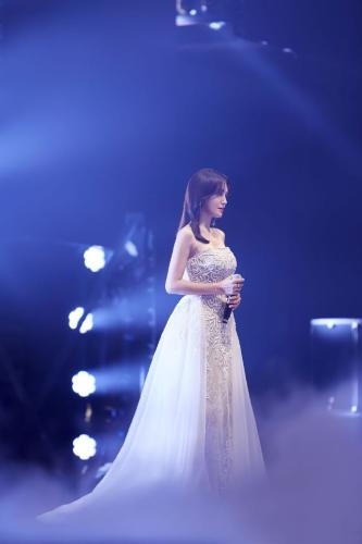 秦岚献唱《白月光》 秦岚献唱《白月光》